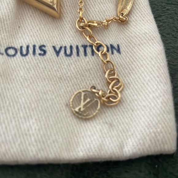 LV Essential V Necklace EUC 💛💛M61083💛💛 - Picture 3 of 13
